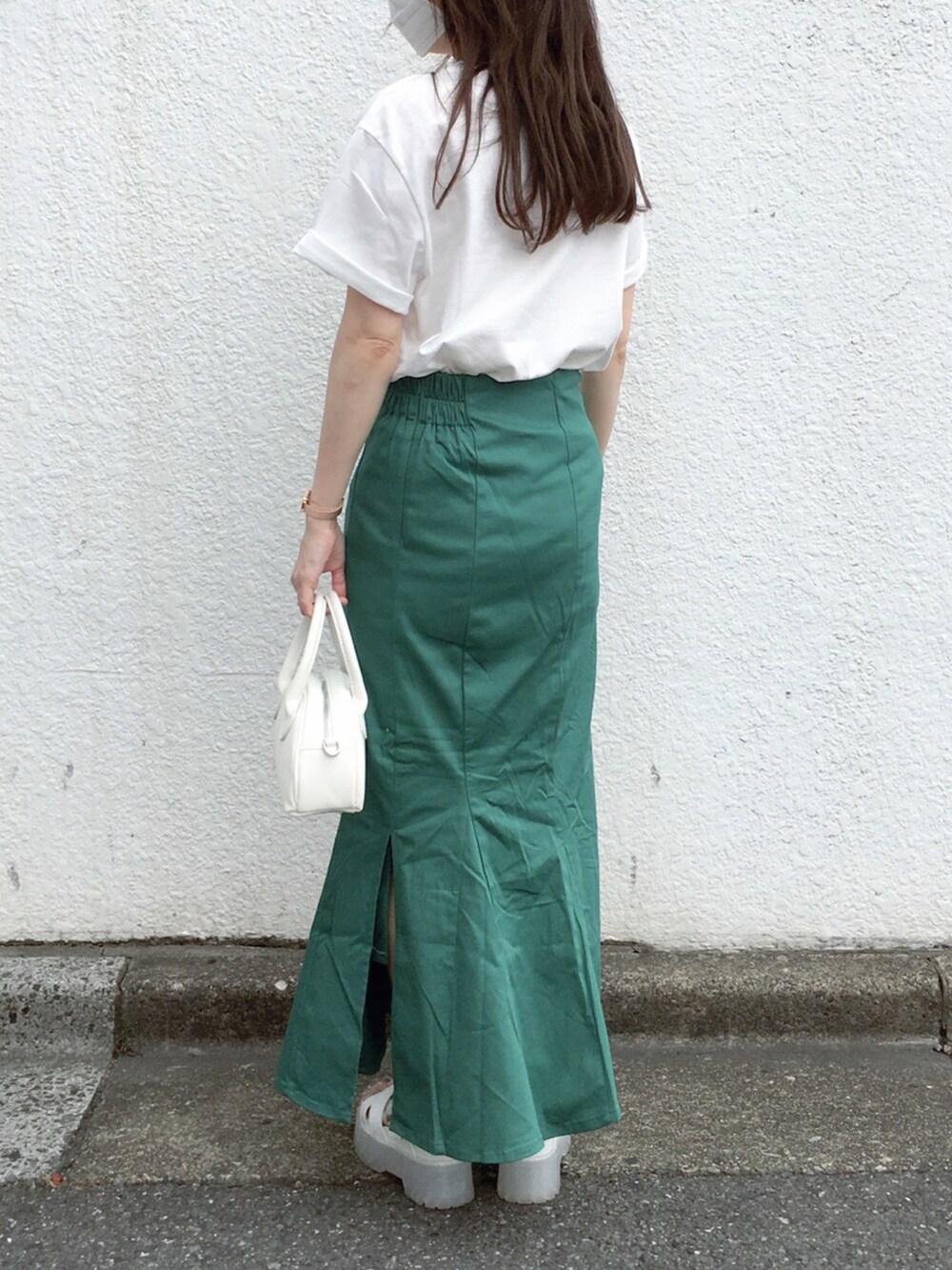 ホワイト系のTシャツ/カットソー、グリーン系のスカート、ホワイト系のボストンバッグを着用したレディースの夏コーディネートの3枚目の写真