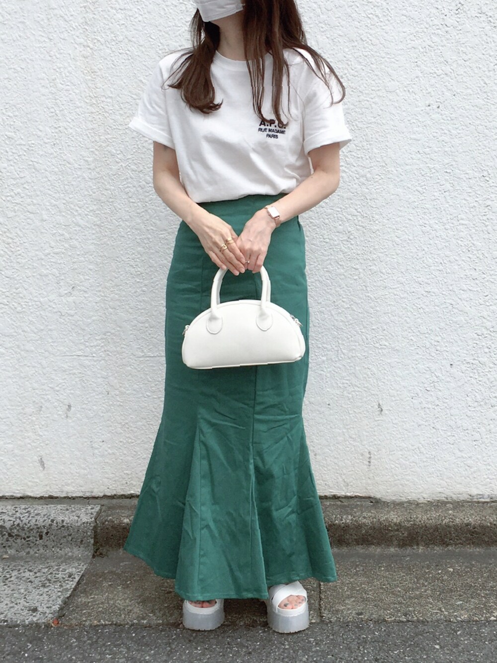 ホワイト系のTシャツ/カットソー、グリーン系のスカート、ホワイト系のボストンバッグを着用したレディースの夏コーディネートの2枚目の写真