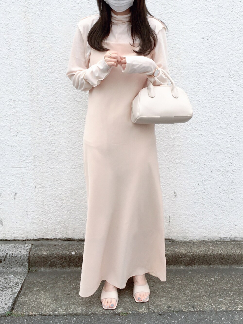 ホワイト系のTシャツ/カットソー、ベージュ系のワンピース、ベージュ系のサンダルを着用したレディースの春コーディネートの2枚目の写真