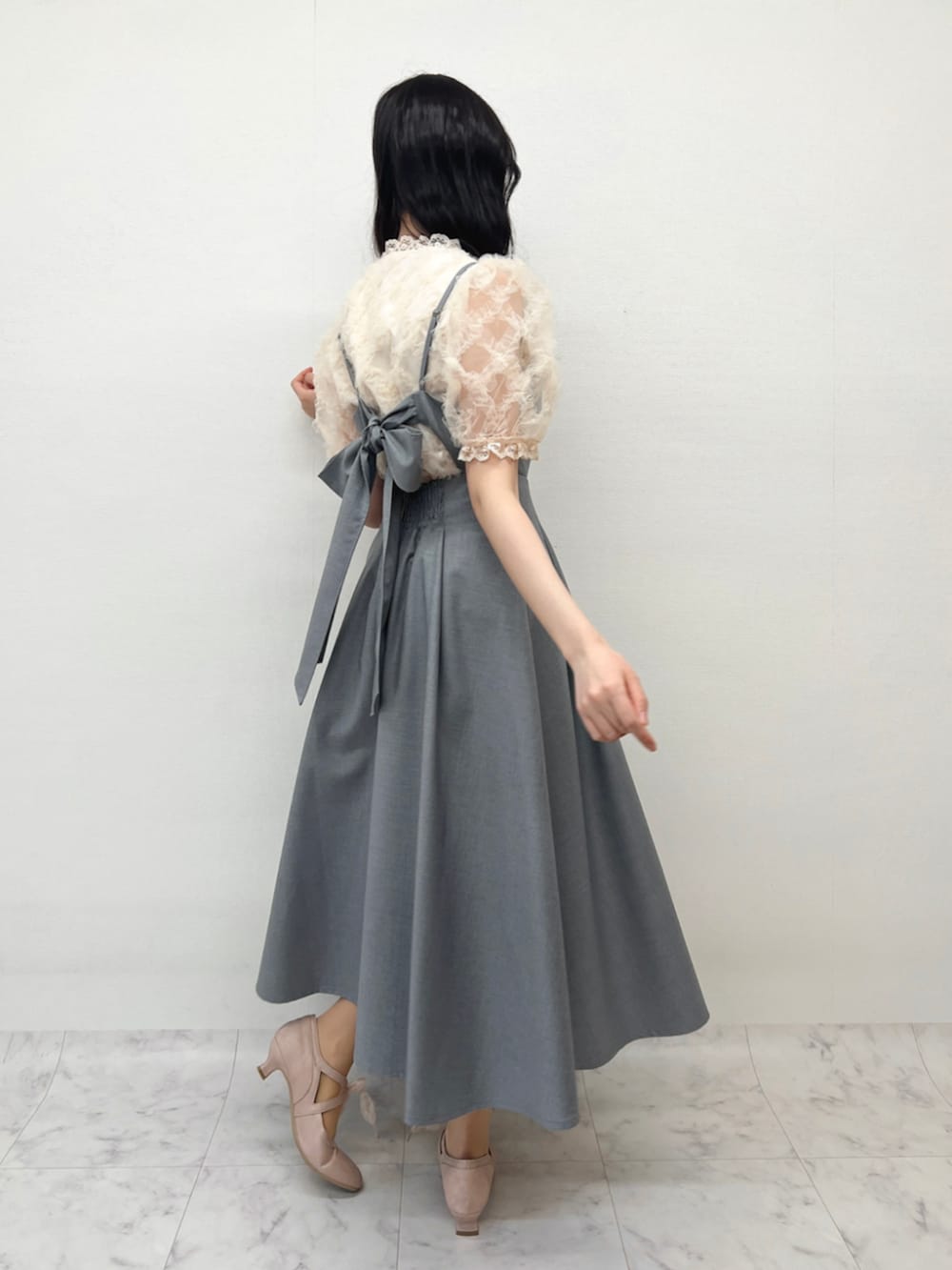 ピンク系のシャツ/ブラウス、グレー系のワンピース、ピンク系のパンプスを着用したレディースの春コーディネートの2枚目の写真