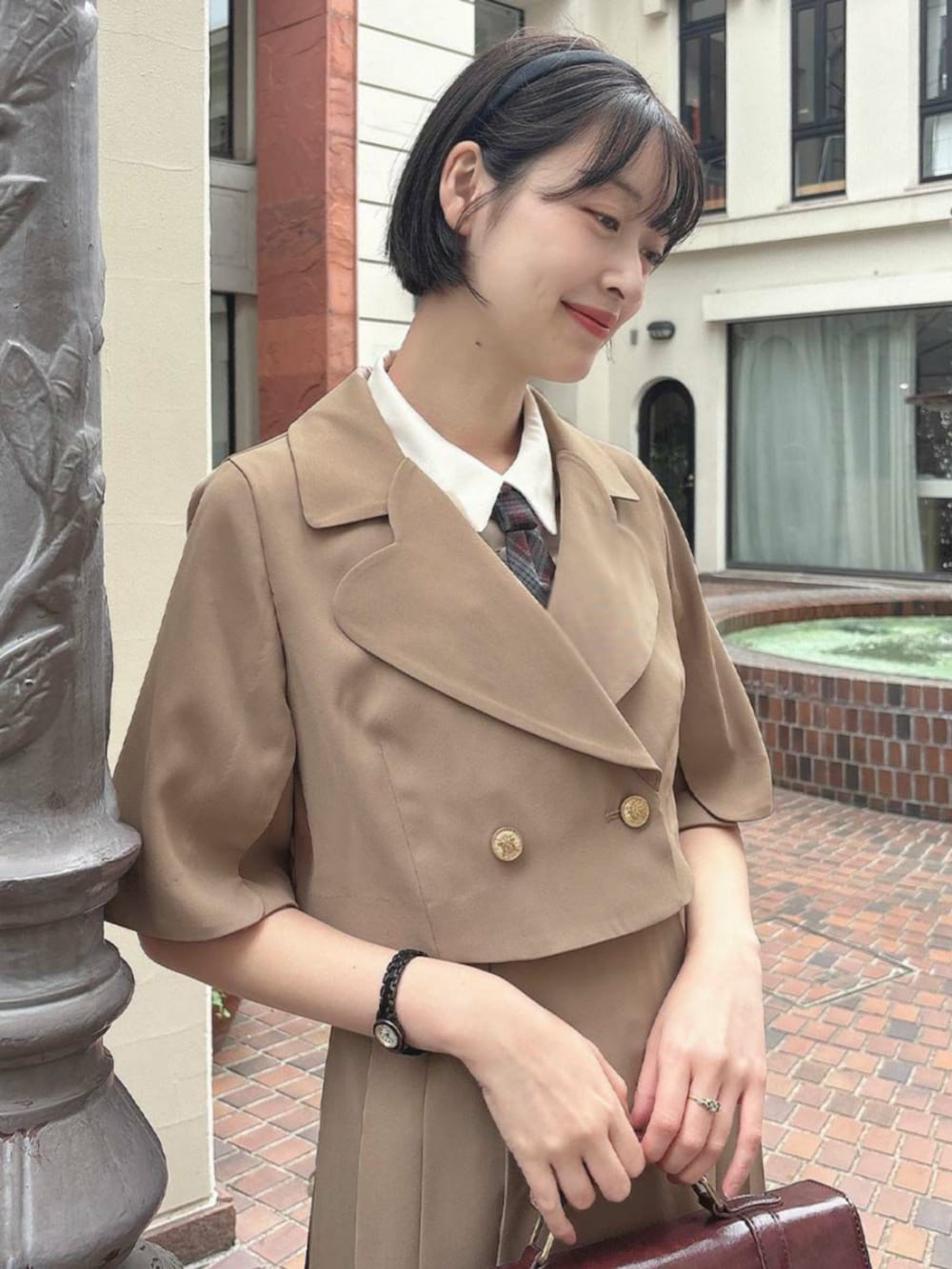 ホワイト系のTシャツ/カットソー、ブラウン系のセットアップ、ブラウン系のジャンパースカートを着用したレディースの夏コーディネートの2枚目の写真