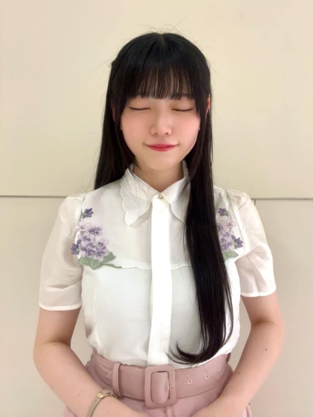 ピンク系のスカート、ホワイト系のシャツ/ブラウス、ホワイト系のパンプスを着用したレディースの春コーディネートの2枚目の写真