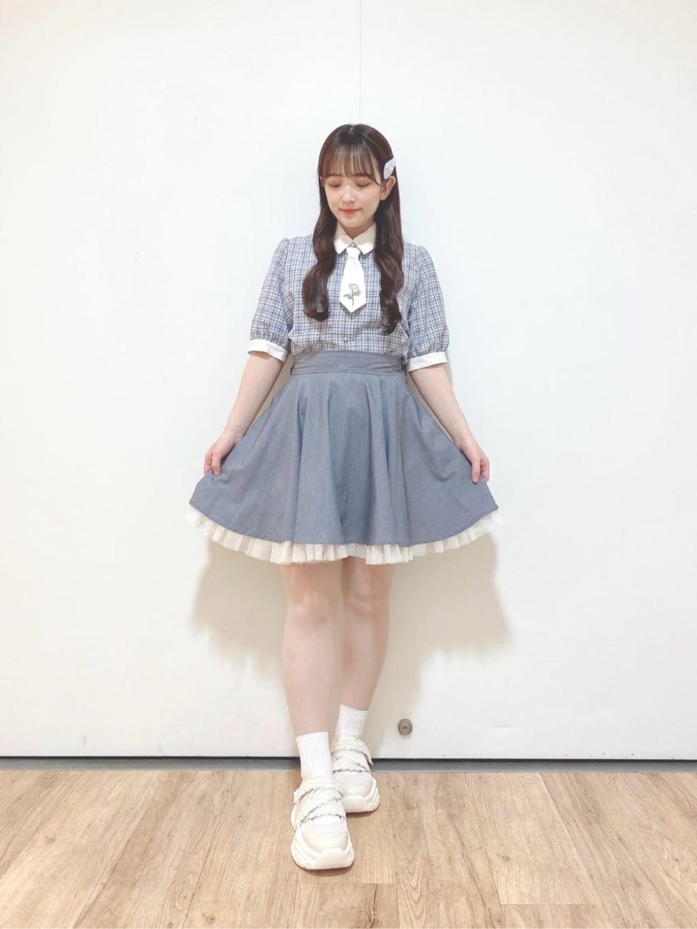 「チェック、リボン、低身長、イエベ春、骨格ウェーブ、春服、150cm台コーデ、チュール、クレリック、ネクタイ、刺繍、花刺繍、ヘアピン」｜「F i.n.tの裾チュールサーキュラーミニスカート（スカート、グレー系）」を使った、F i.n.tさん（骨格ウェーブ・レディース・150cm）の春コーディネートの2枚目の写真