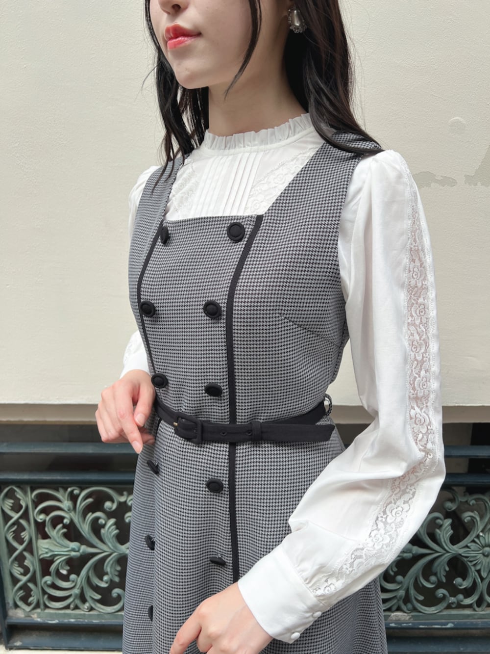 ブラック系のパンプス、ブラック系のセットアップ、ホワイト系のシャツ/ブラウスを着用したレディースの秋コーディネートの4枚目の写真