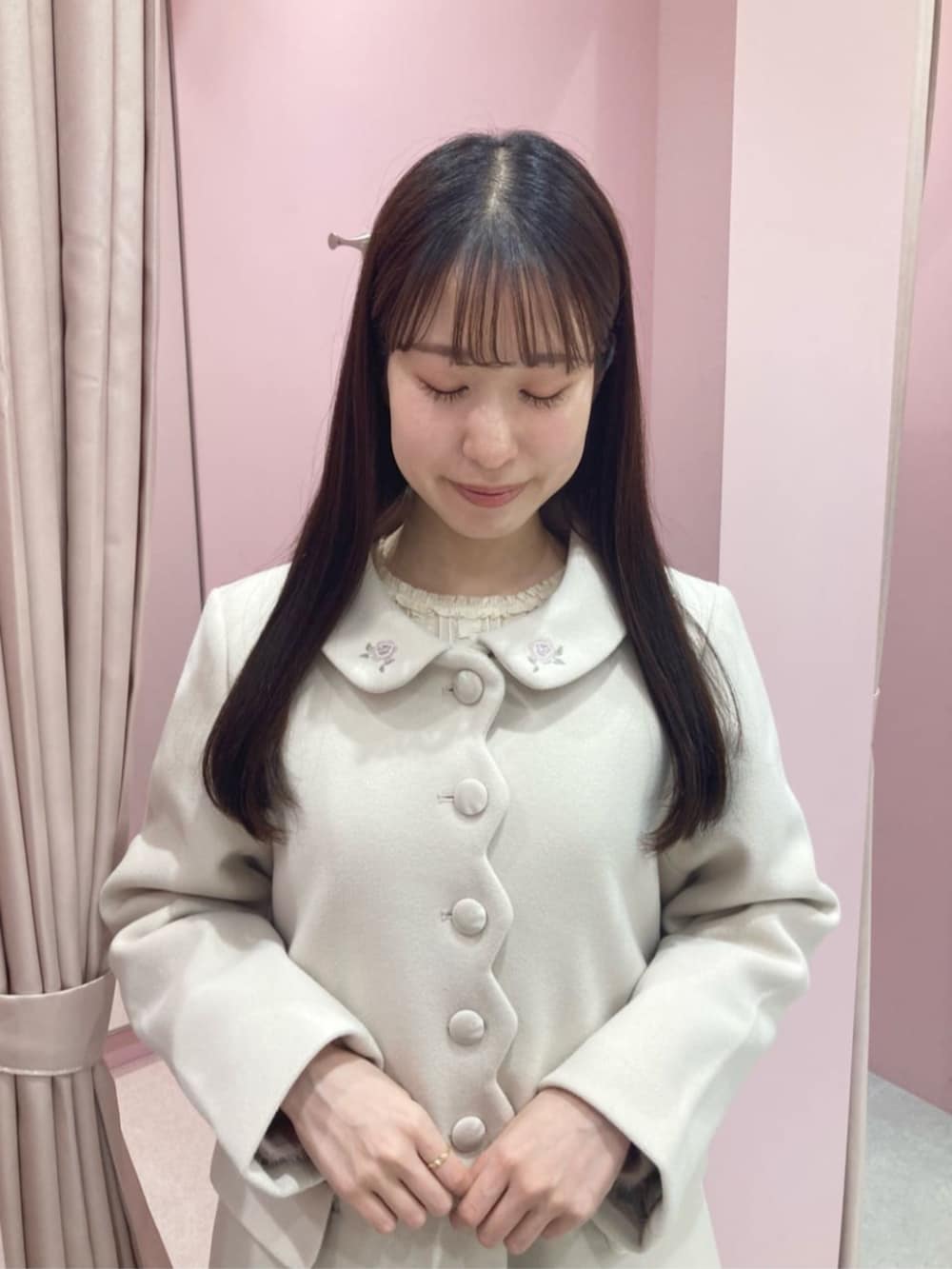 ベージュ系のパンプス、パープル系のスカート、ホワイト系のその他アウターを着用したレディースの秋コーディネートの2枚目の写真