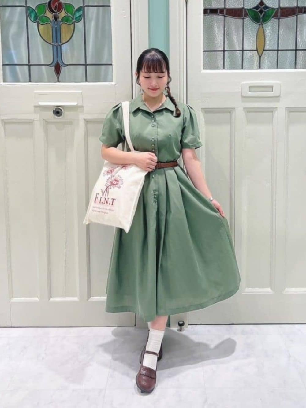 「fint、an another angelus、骨格ストレート、ブルべ夏、低身長、夏コーデ、お出かけコーデ、休日スタイル、ラクチンコーデ、ワンピース、ワンピーススタイル、シャツワンピ、シャツ、グリーン、ローファー」|「F i.n.tのストラップローファー(ローファー、ブラウン系)」を使った、F i.n.tさん(骨格ストレート・レディース・152cm)の夏コーディネートの2枚目の写真