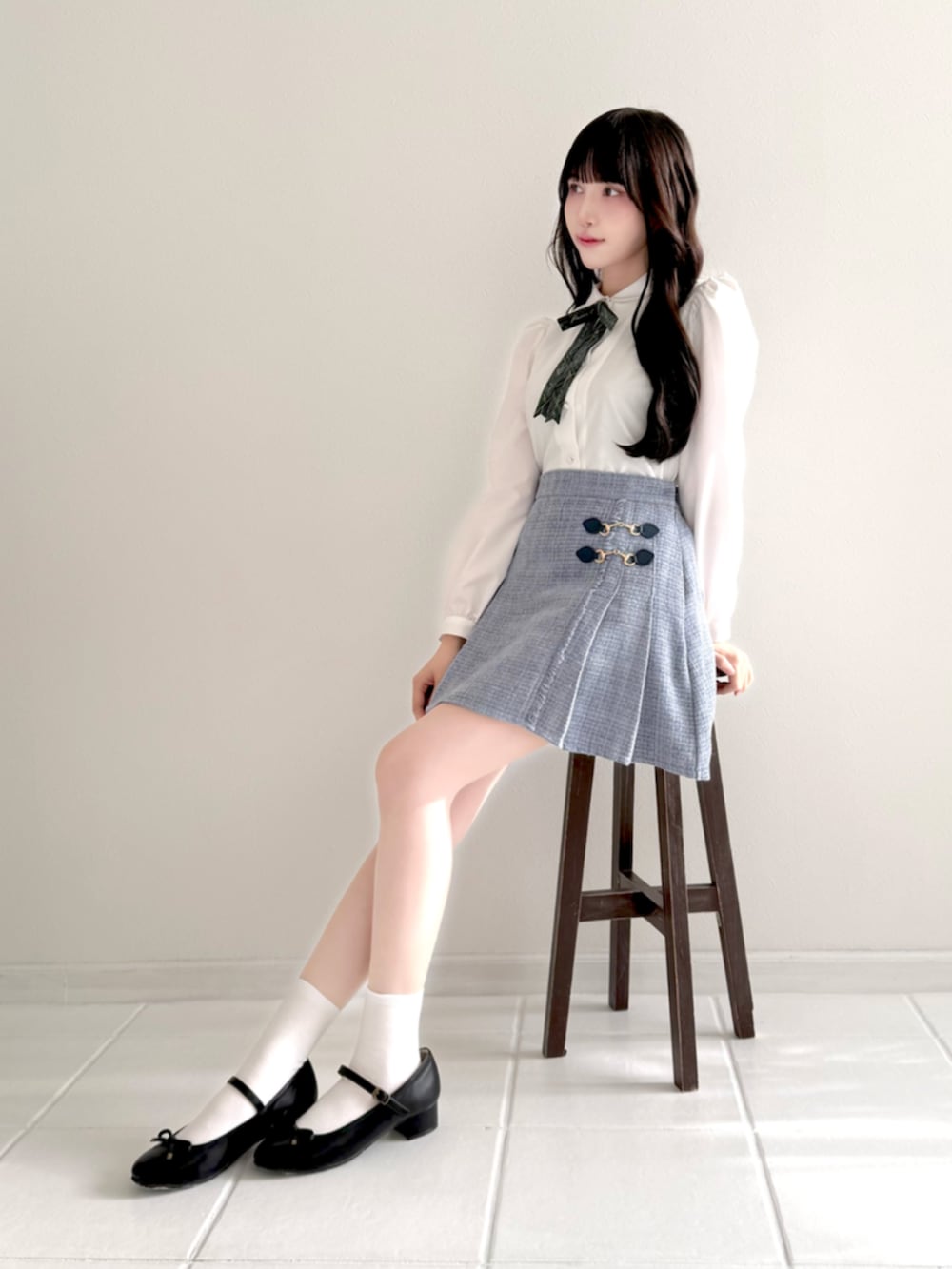 ブラック系のバレエシューズ、グレー系のスカート、ホワイト系のシャツ/ブラウスを着用したレディースの冬コーディネートの2枚目の写真