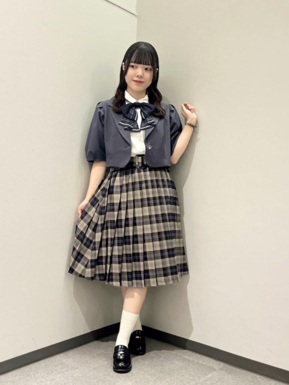 グレー系のセットアップ、ホワイト系のシャツ/ブラウス、ブラウン系のスカートを着用したレディースの夏コーディネートの2枚目の写真