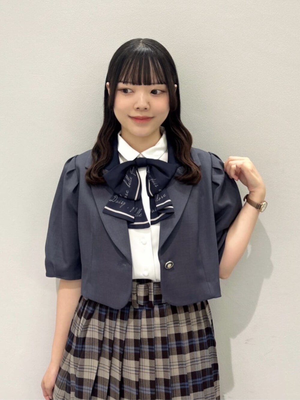 グレー系のセットアップ、ホワイト系のシャツ/ブラウス、ブラウン系のスカートを着用したレディースの夏コーディネートの4枚目の写真