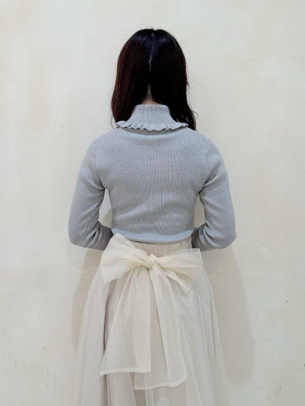 「fint、an another angelus、骨格ウェーブ、ブルベ夏、冬コーデ、ニットコーデ、大人かわいい、タートルネック、タートルネックニット、ニット、リブニット、ワンポイント、チュールスカート、バックリボン、パンプス」｜「an another angelusのワンストラップスクエアトゥパンプス（パンプス、グレー系）」を使った、F i.n.tさん（骨格ウェーブ・レディース・155cm）の冬コーディネートの2枚目の写真