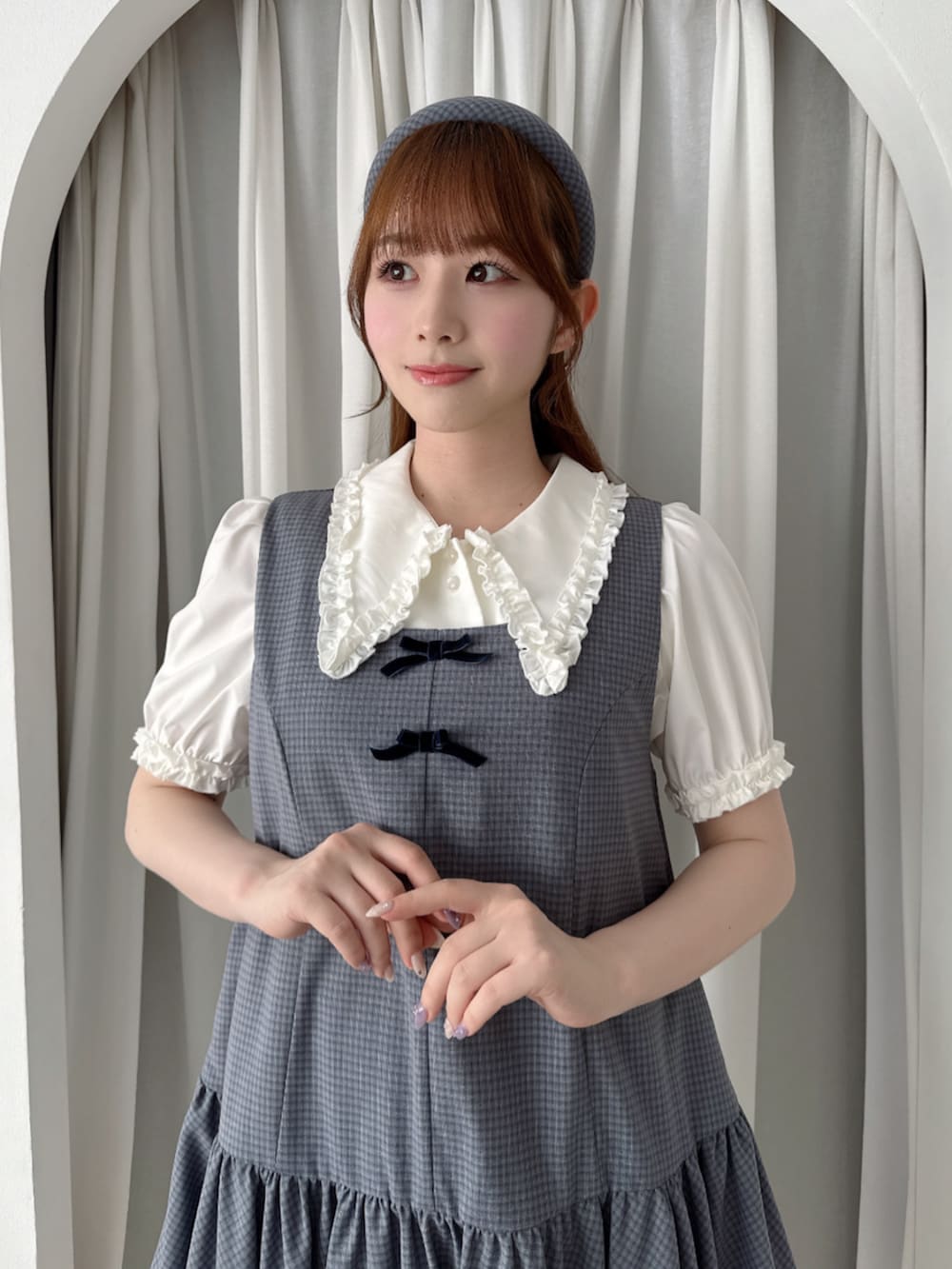 ホワイト系のシャツ/ブラウス、グレー系のジャンパースカートを着用したレディースの夏コーディネートの3枚目の写真