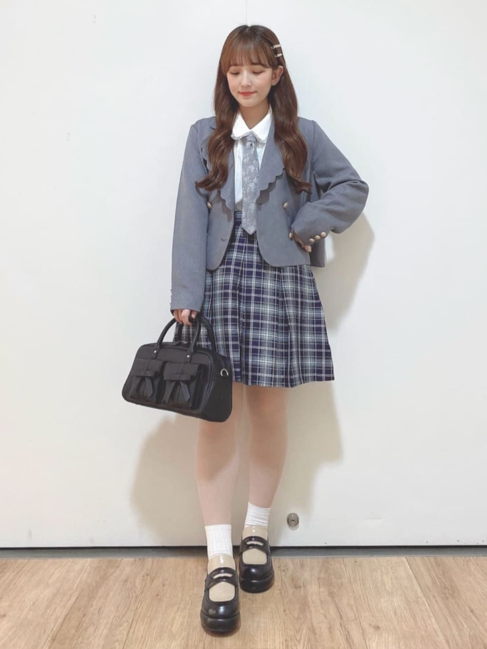 「骨格ウェーブ、イエベ春、F i.n.t、おでかけコーデ、24AW秋の新作、24AW、150cm~154cm、レトロ、長袖ブラウス、ガーリー、ハンドバッグ、ローファー、プレッピー、プリーツスカート、チェック」｜「F i.n.tのスカラップラペルジャケット（セットアップ、グレー系）」を使った、F i.n.tさん（レディース・150cm）の秋コーディネートの2枚目の写真