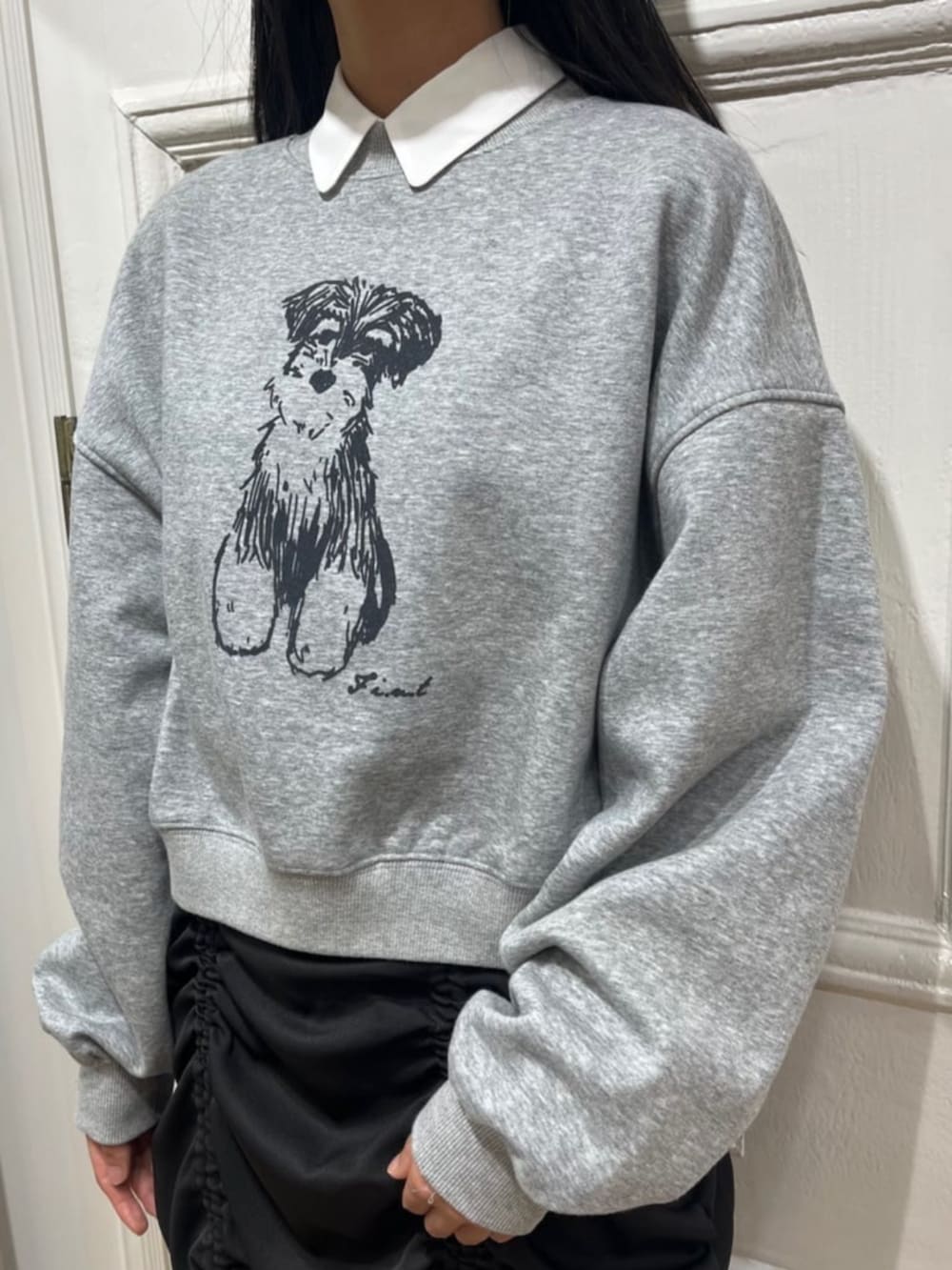 「fint、an another angelus、骨格ナチュラル、モノトーンコーデ、モノトーン、秋冬コーデ、お出かけコーデ、スウェット、トレーナー、シュナウザー、レイヤードスタイル、スカート、ドロスト、リボン、ブーツ」|「F i.n.tのシュナウザープリントスウェット(スウェット、グレー系)」を使った、F i.n.tさん(レディース・165cm)の冬コーディネートの2枚目の写真