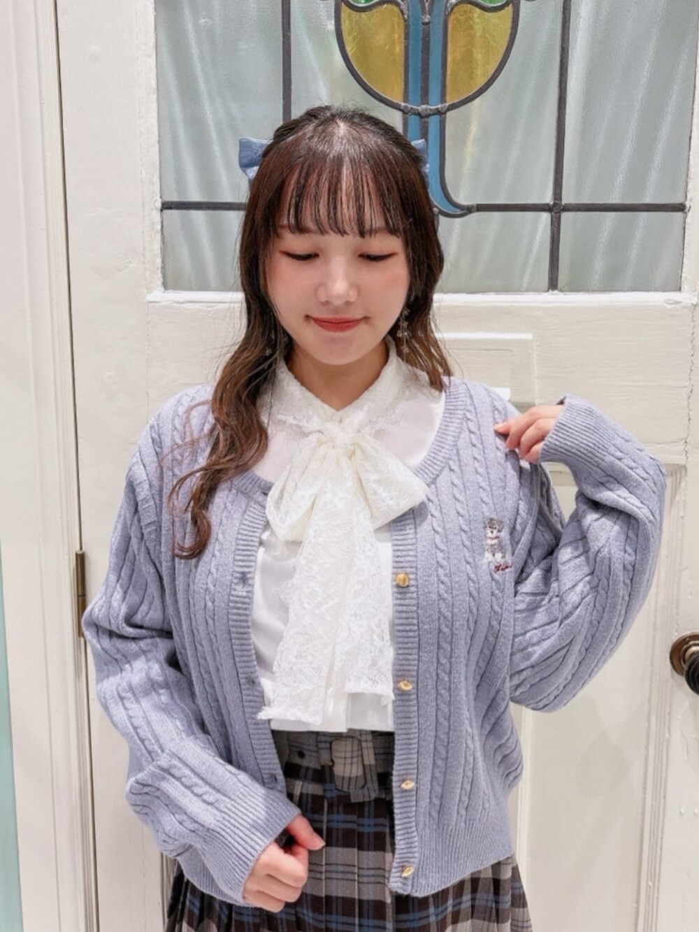 ブラウン系のスカート、ブラック系のバレエシューズ、グレー系のカーディガン/ボレロを着用したレディースの秋コーディネートの2枚目の写真