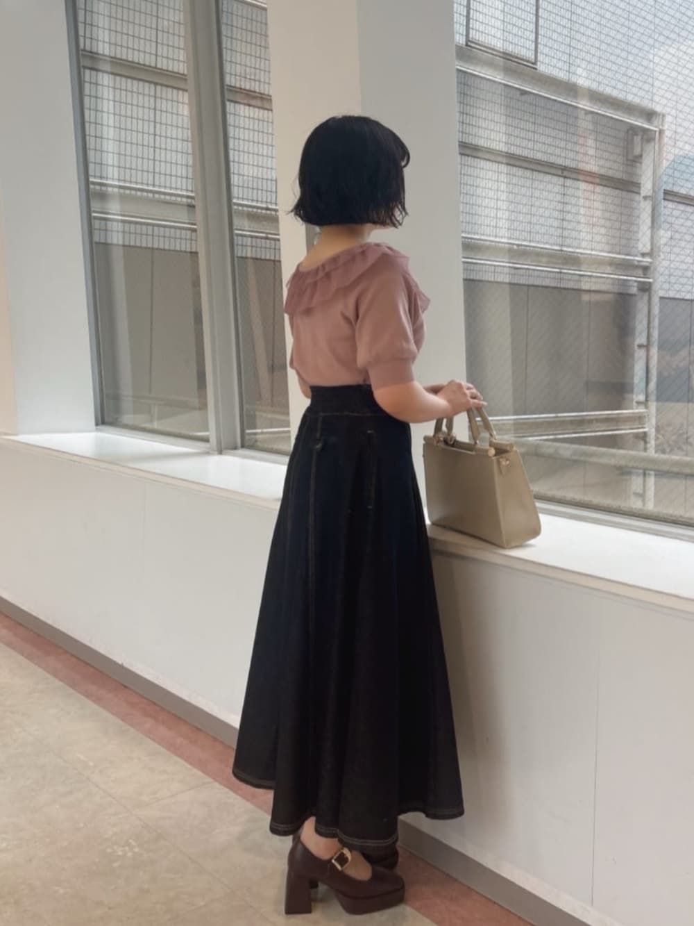 「fint、an another angelus、骨格ストレート、骨格ナチュラル、ブルベ冬、夏コーデ、お出かけコーデ、キレイめ、大人かわいい、ニット、接触冷感、デニム、デニムスカート、厚底シューズ、刺繍バッグ」｜「an another angelusのローズ刺繍トートバッグ（トートバッグ、ホワイト系）」を使った、F i.n.tさん（骨格ストレート・レディース・157cm）の夏コーディネートの2枚目の写真