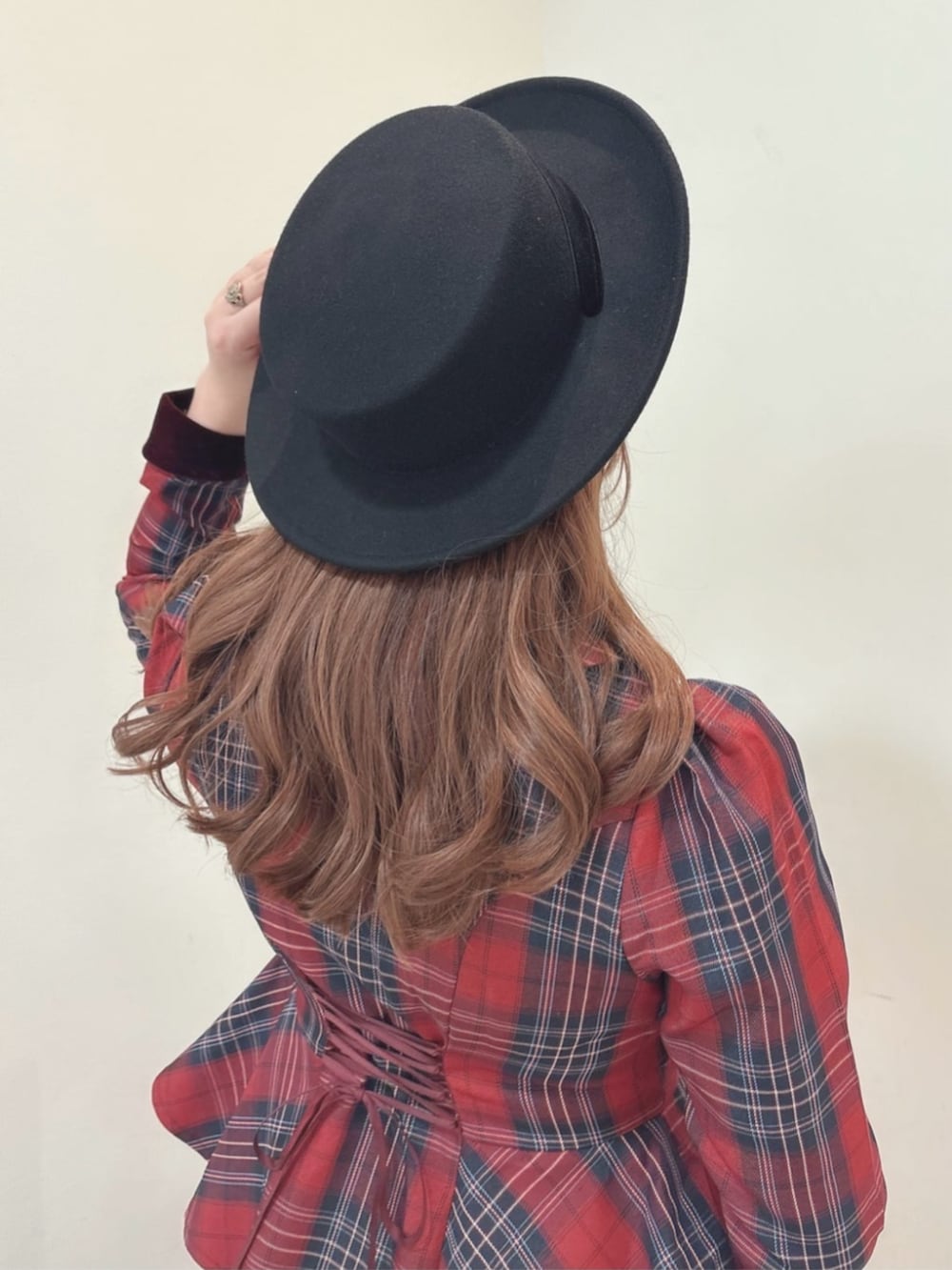 ブラック系のパンプス、レッド系のワンピース、ブラック系のハンドバッグを着用したレディースの秋コーディネートの3枚目の写真