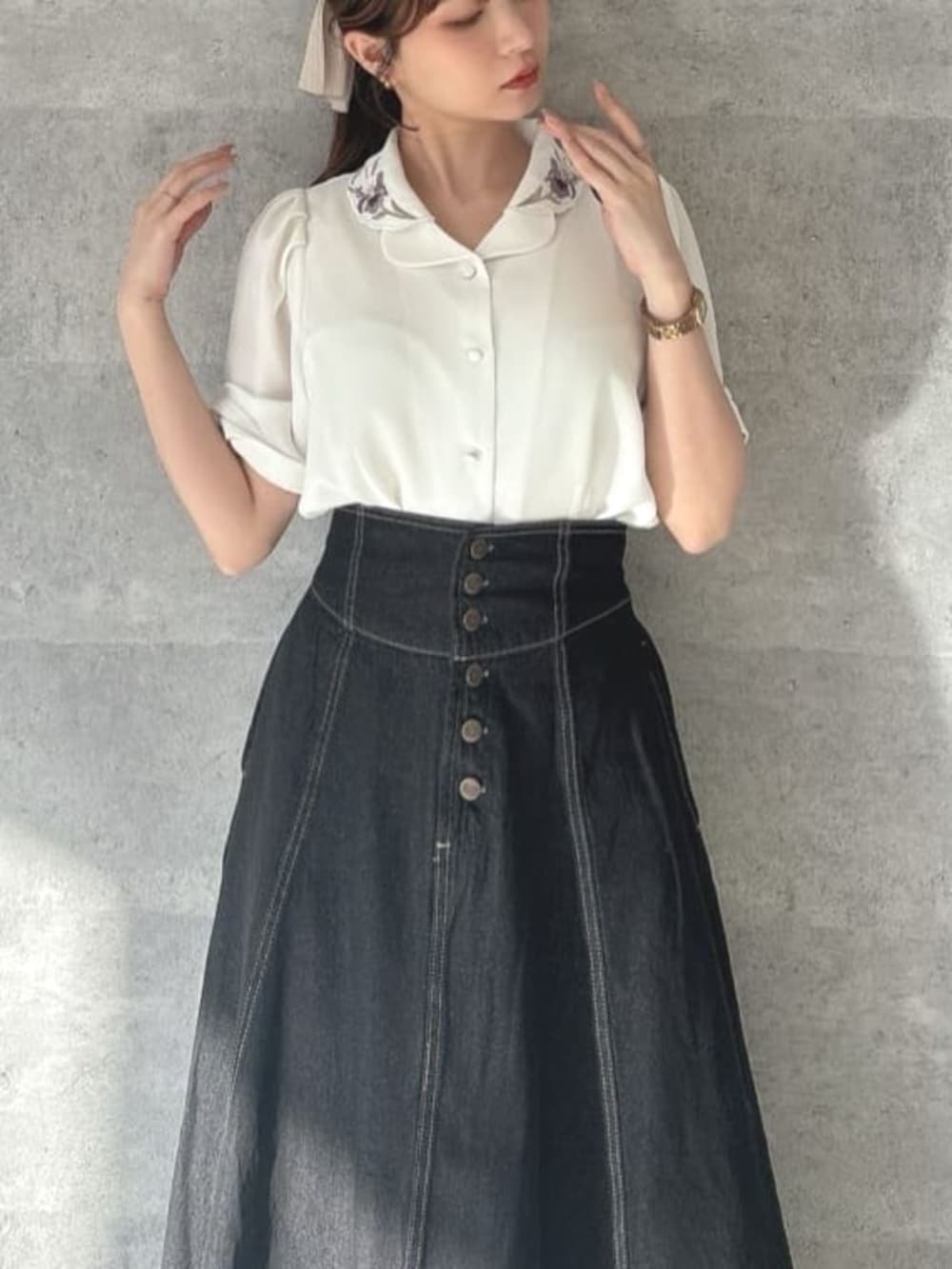 「イエベ春、低身長、デニムコーデ、デニムスカート、花刺繍、リボン」｜「an another angelusの【3サイズ展開】フロント釦デニムフレアースカート（デニムスカート、ブラック系）」を使った、F i.n.tさん（骨格ウェーブ・レディース・150cm）の春コーディネートの9枚目の写真
