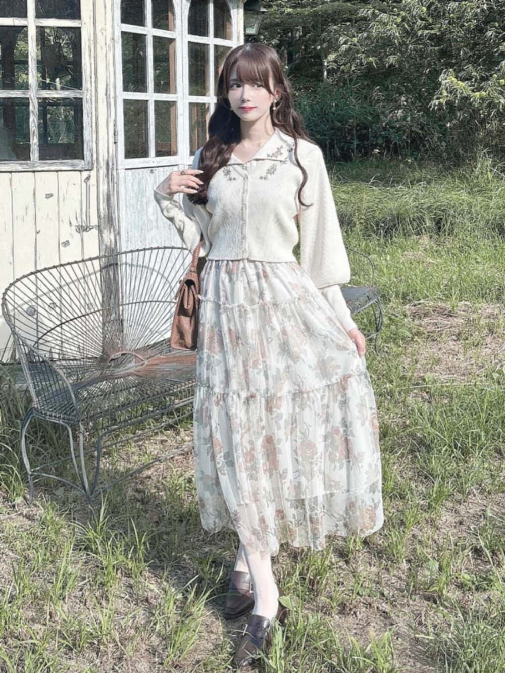 ベージュ系のシャツ/ブラウス、ホワイト系のTシャツ/カットソー、オレンジ系のスカートを着用したレディースの秋コーディネートの3枚目の写真