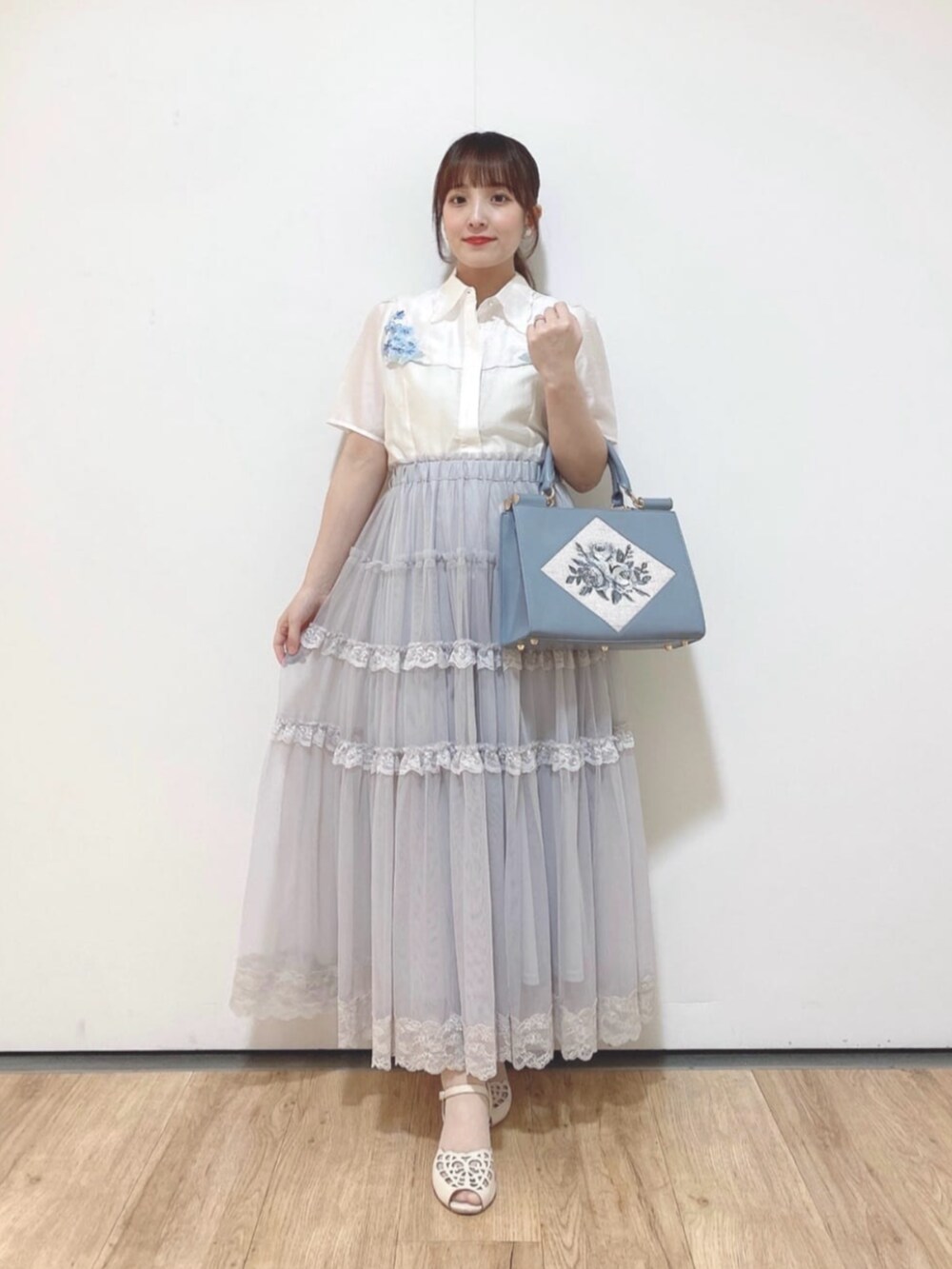 ホワイト系のサンダル、ホワイト系のシャツ/ブラウス、グレー系のスカートを着用したレディースの夏コーディネートの2枚目の写真