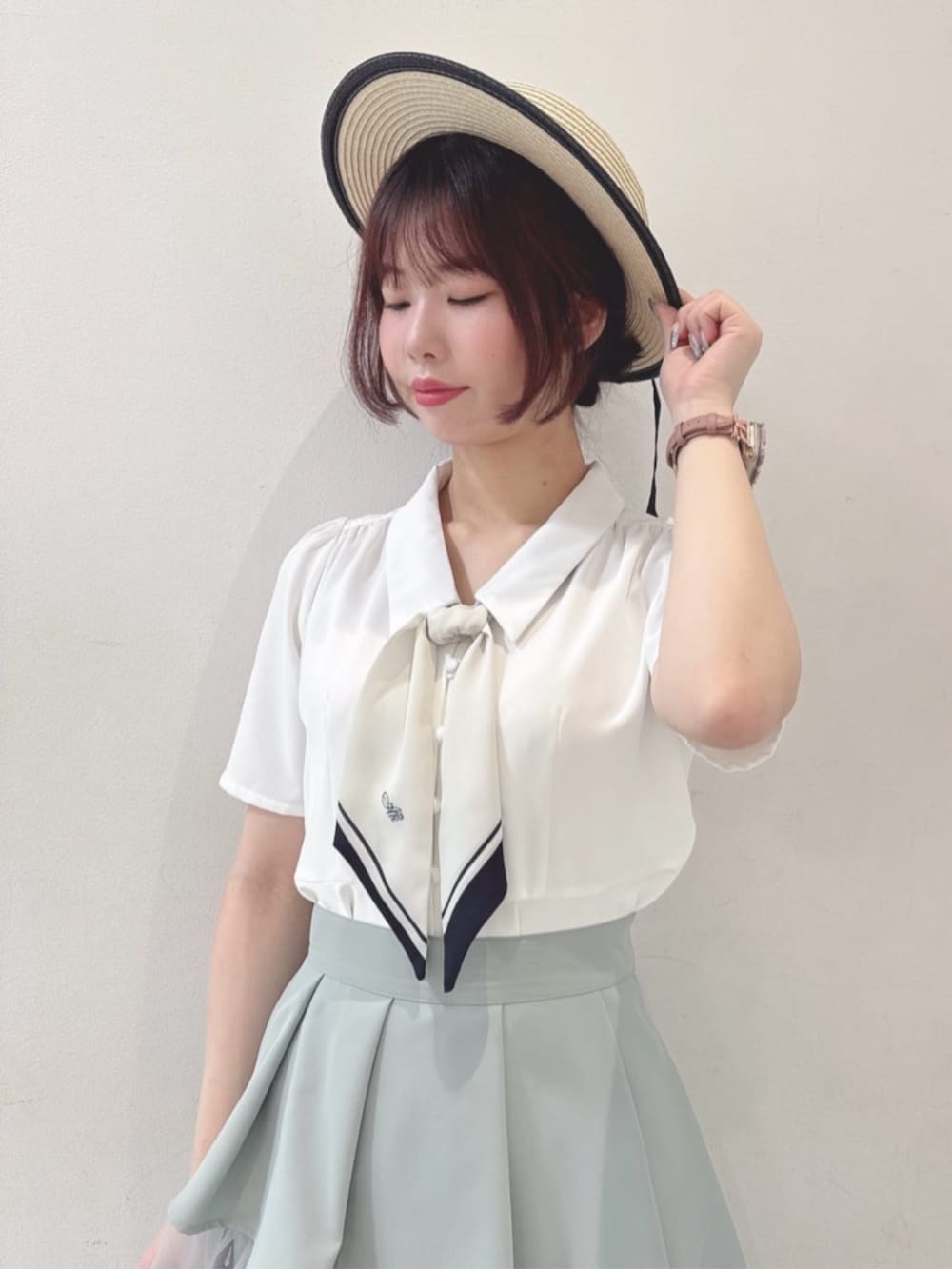 「fint、an another angelus、骨格ウェーブ、イエベ春、春コーデ、夏コーデ、お出かけコーデ、大人かわいい、ブラウス、スカーフ、スカート、スカートスタイル、ティアードスカート、バッグ、厚底シューズ」｜「an another angelusのクロスタイデザインバッグ（ハンドバッグ、ブラック系）」を使った、F i.n.tさん（骨格ウェーブ・レディース・160cm）の夏コーディネートの2枚目の写真