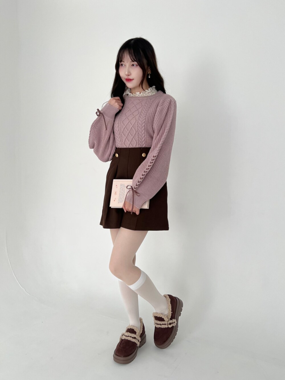 ホワイト系のTシャツ/カットソー、ブラウン系のモカシン/デッキシューズ、ブラウン系のその他パンツを着用したレディースの秋コーディネートの3枚目の写真