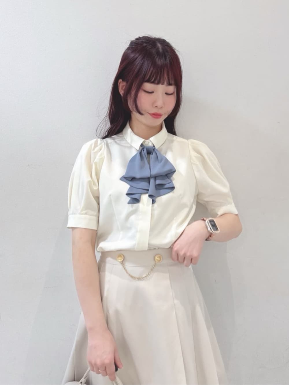 「fint、an another angelus、骨格ウェーブ、イエベ春、春服コーデ、淡色コーデ、セットアップ、セットアップスタイル、ジャケット、ケープ、プリーツスカート、ホワイト、ハートバッグ、リボン、厚底シューズ」｜「F i.n.tのビッグリボン厚底パンプス（パンプス、ホワイト系）」を使った、F i.n.tさん（骨格ウェーブ・レディース・160cm）の春コーディネートの3枚目の写真