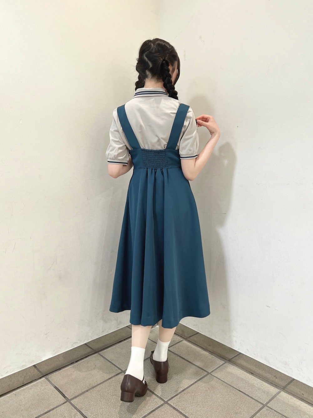 「fint、an another angelus、骨格ウェーブ、骨格ナチュラル、ブルべ、春コーデ、プレッピー、ポロシャツ、リボン、ジャンスカ、ジャンパースカート、グレー、ブルーグリーン、バレエシューズ」｜「F i.n.tの【WEB限定SS,LLサイズあり】ストラップ付リボンバレエシューズ/fint（パンプス、ブラウン系）」を使った、F i.n.tさん（骨格ウェーブ・レディース・157cm）の春コーディネートの2枚目の写真