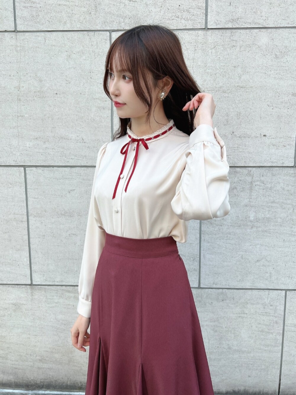 ベージュ系のパンプス、ピンク系のスカート、ピンク系のシャツ/ブラウスを着用したレディースの冬コーディネートの2枚目の写真