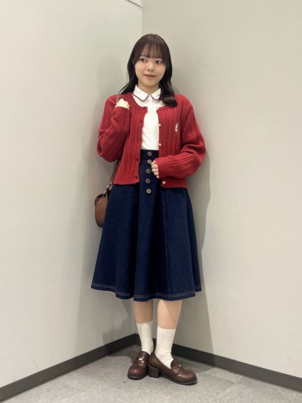 ブラウン系のローファー、ブラウン系のショルダーバッグ、レッド系のカーディガン/ボレロを着用したレディースの春コーディネートの2枚目の写真