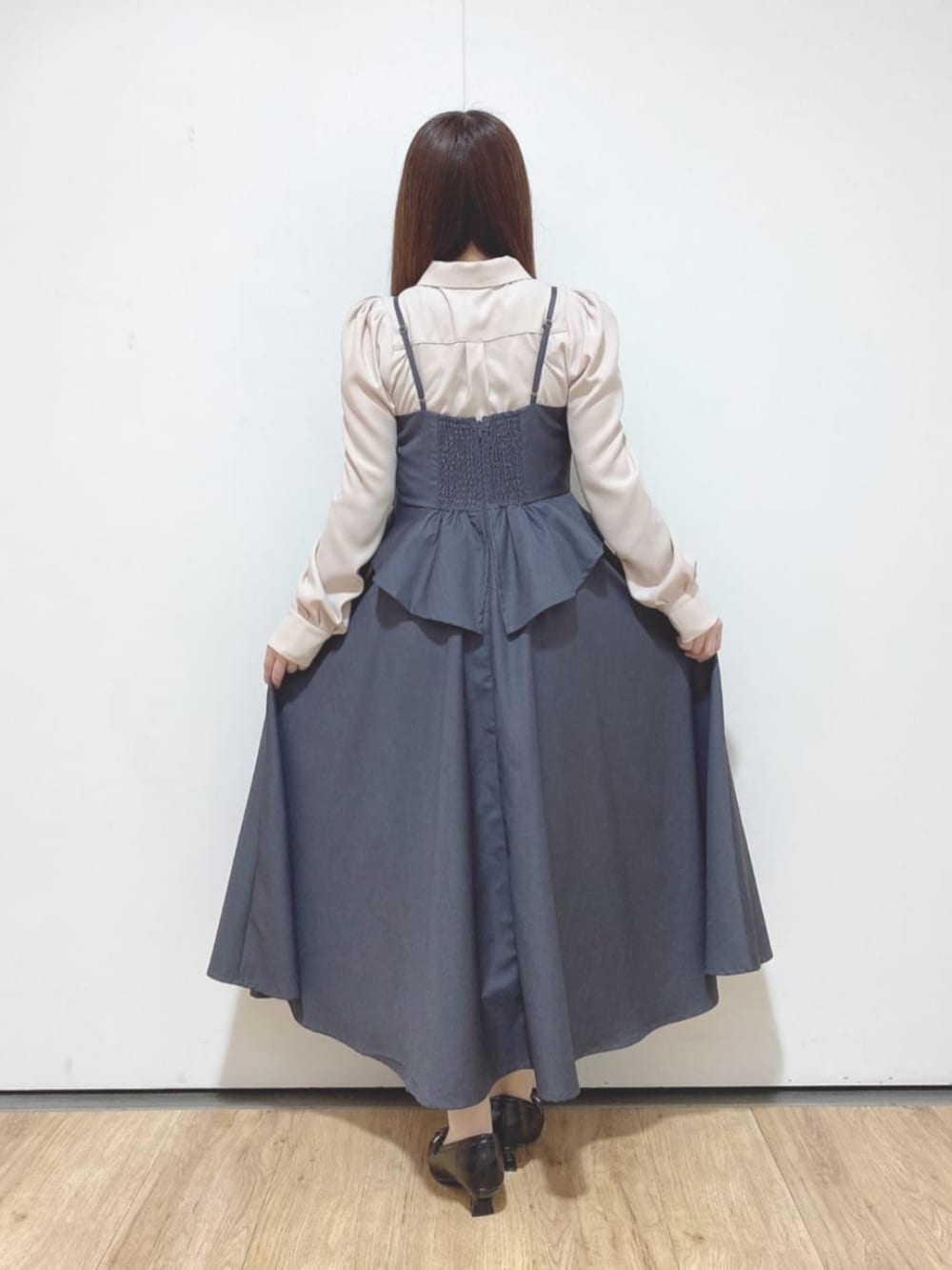 ブラック系のパンプス、ピンク系のシャツ/ブラウス、グレー系のワンピースを着用したレディースの秋コーディネートの3枚目の写真