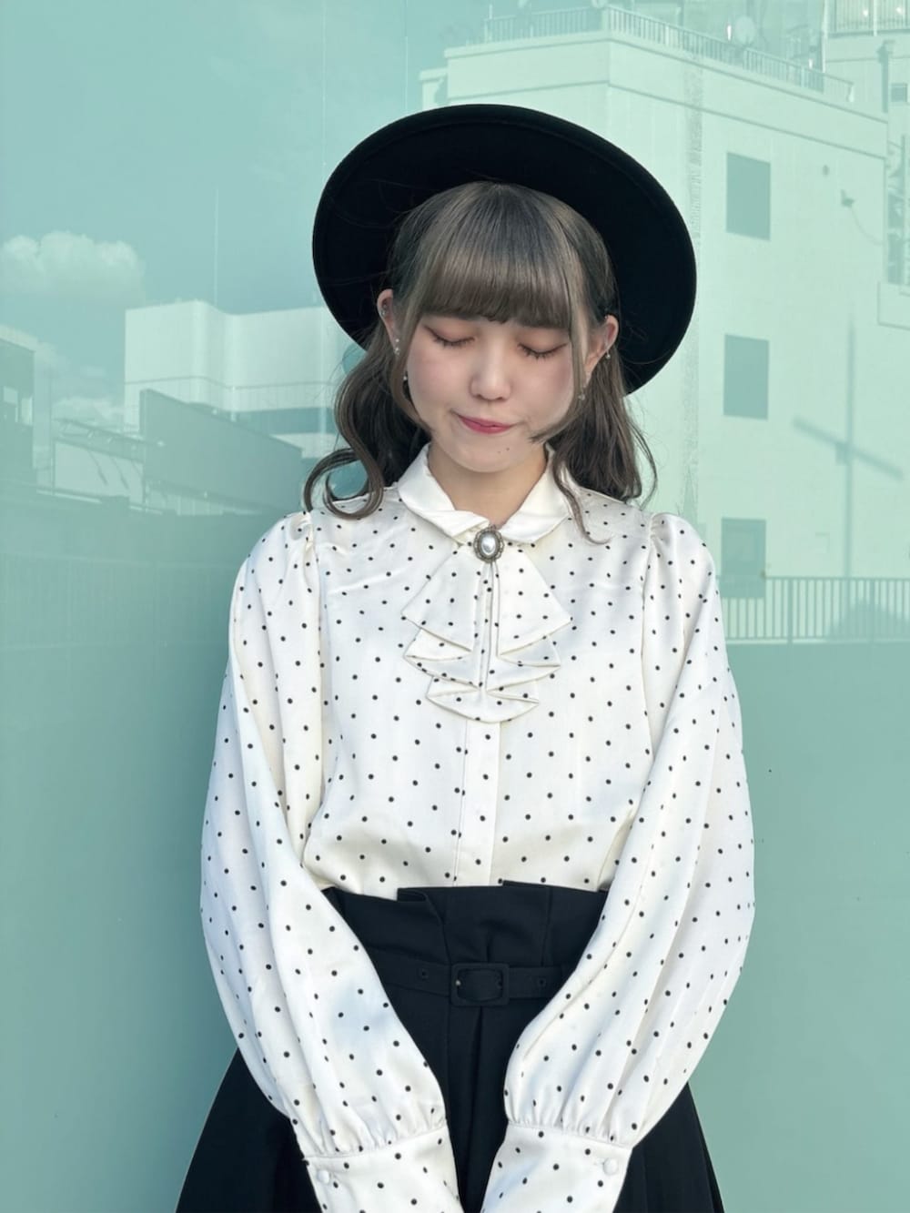 レッド系のパンプス、ホワイト系のシャツ/ブラウス、レッド系のハンドバッグを着用したレディースの秋コーディネートの2枚目の写真