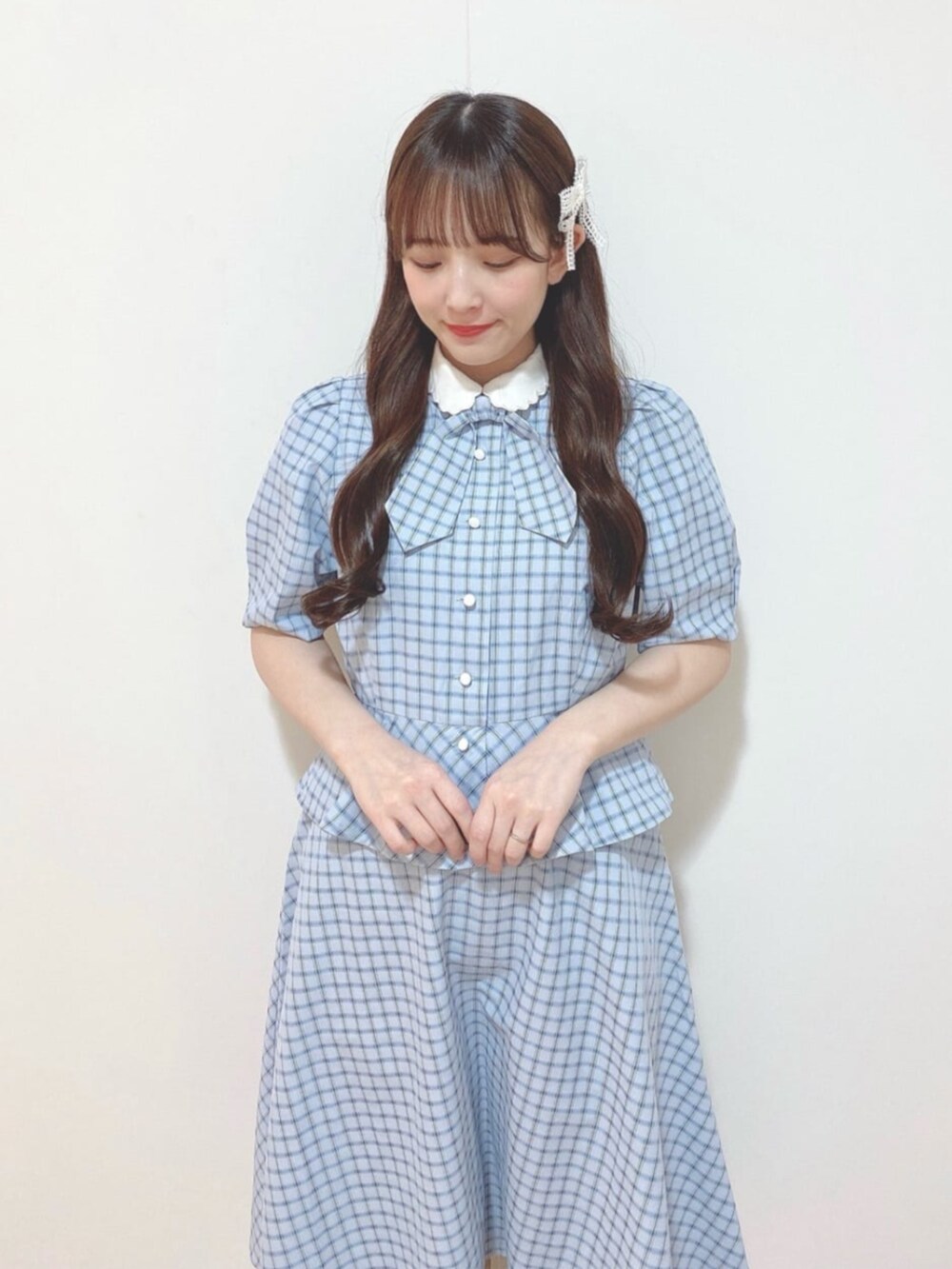 ホワイト系のパンプス、ブルー系のスカート、ブルー系のシャツ/ブラウスを着用したレディースの春コーディネートの2枚目の写真