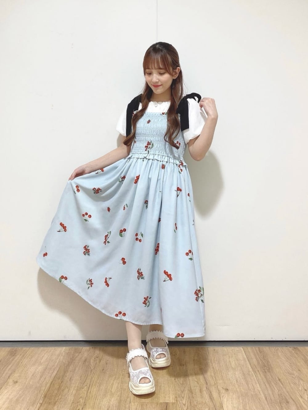 ホワイト系のシャツ/ブラウス、ブルー系のワンピース、ホワイト系のサンダルを着用したレディースの夏コーディネートの2枚目の写真