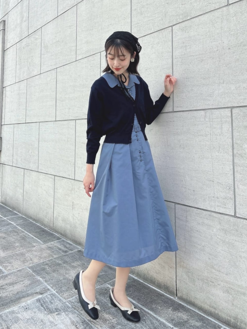 「fint、an another angelus、骨格ウェーブ、イエベ春、高身長女子、夏コーデ、お出かけコーデ、ワンピース、ワンピーススタイル、シャツワンピ、ブルー、カーディガン、UVカット、パンプス、バブーシュカ」｜「an another angelusのクロスタイデザインパンプス（パンプス、ブラック系）」を使った、F i.n.tさん（骨格ウェーブ・レディース・165cm）の夏コーディネートの2枚目の写真