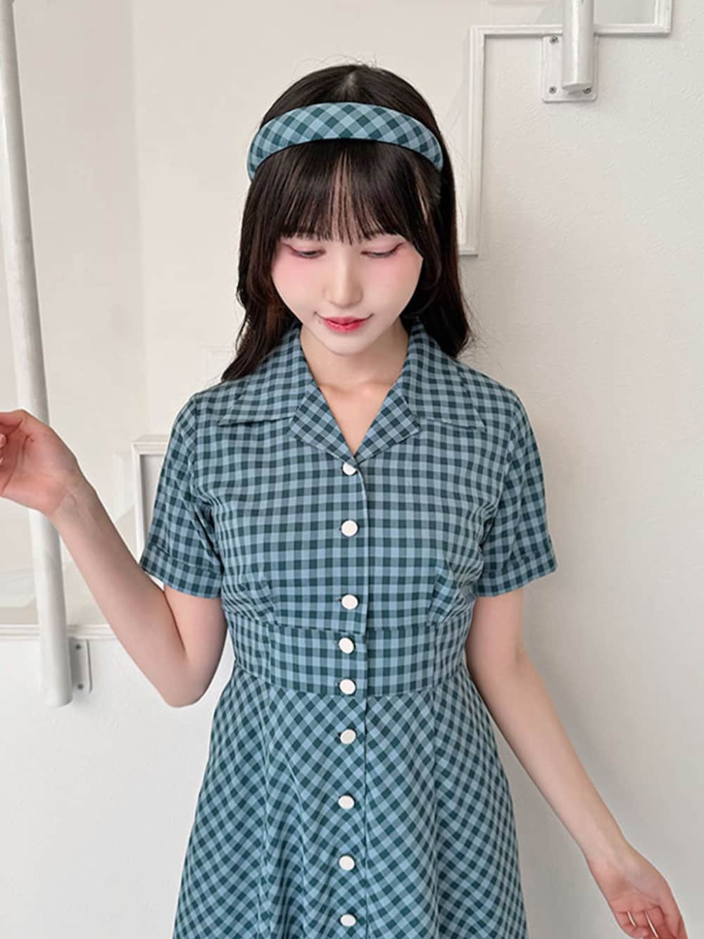 ホワイト系のパンプス、ブルー系のワンピース、ブルー系のカチューシャを着用したレディースの春コーディネートの4枚目の写真