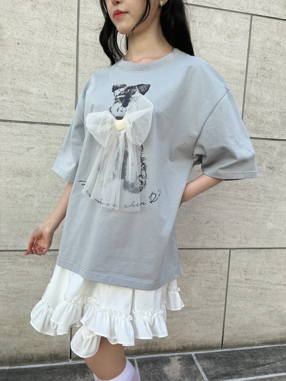 ホワイト系のスカート、ホワイト系のサンダル、グレー系のTシャツ/カットソーを着用したレディースの春コーディネートの3枚目の写真