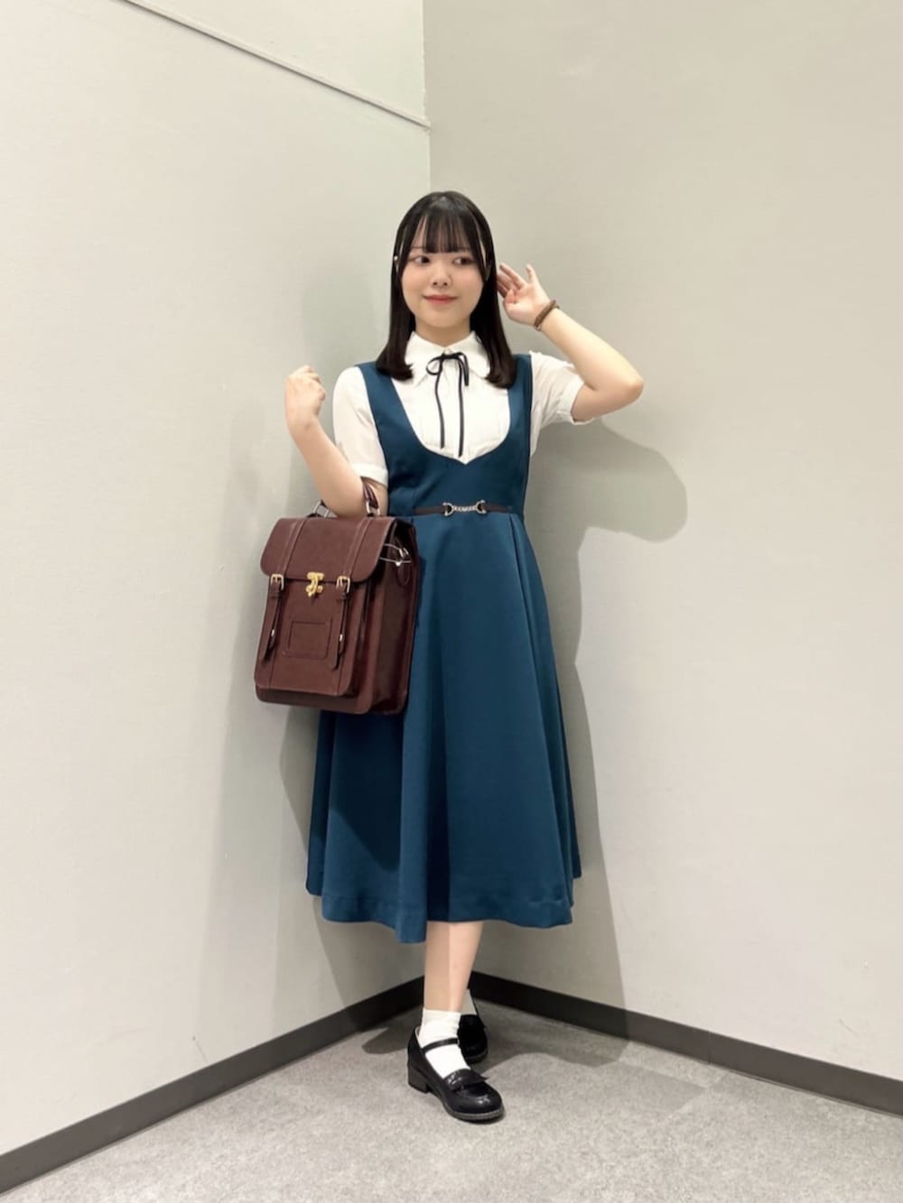 「fint、an another angelus、骨格ウェーブ、イエベ春、低身長、春コーデ、レトロ、プレッピー、ブラウス、リボン、ジャンパースカート、ジャンスカ、チェーン、サッチェルバッグ、ローファー」｜「F i.n.tのダブルベルト縦型サッチェルバッグ（ハンドバッグ、ブラウン系）」を使った、F i.n.tさん（骨格ウェーブ・レディース・153cm）の春コーディネートの2枚目の写真