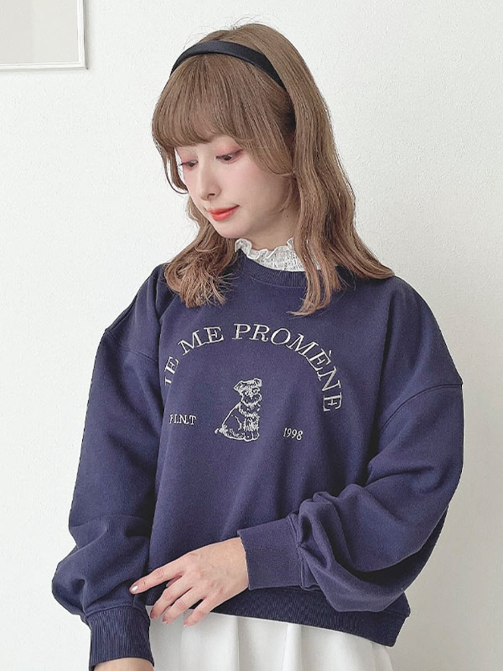 ホワイト系のスカート、レッド系のバレエシューズ、ブルー系のスウェットを着用したレディースの春コーディネートの2枚目の写真