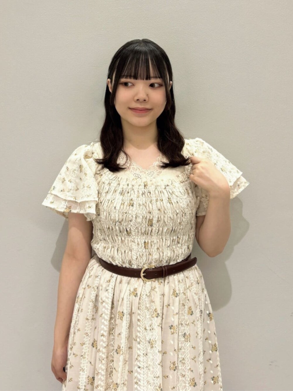 ブラウン系のローファー、イエロー系のワンピースを着用したレディースの夏コーディネートの2枚目の写真