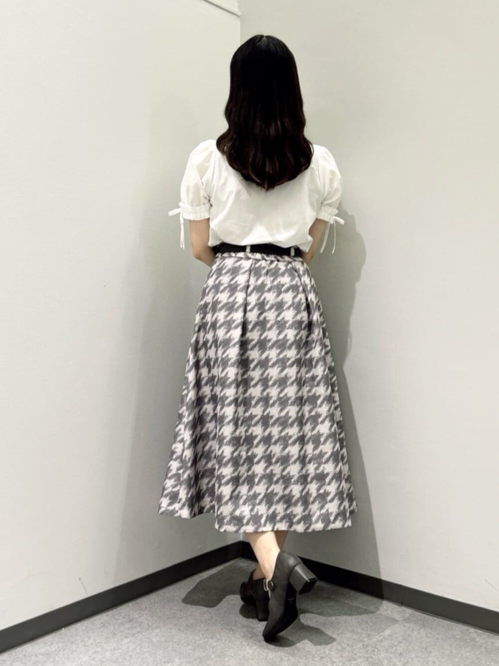 グレー系のスカート、ピンク系のセットアップ、ホワイト系のシャツ/ブラウスを着用したレディースの秋コーディネートの8枚目の写真