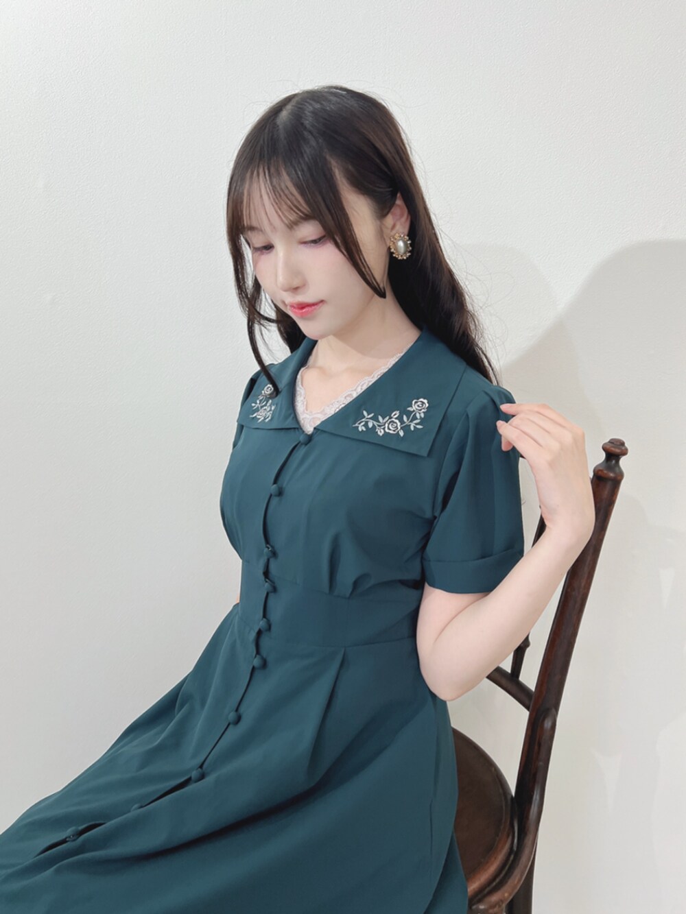 ブラック系のパンプス、ブルー系のワンピースを着用したレディースの夏コーディネートの2枚目の写真