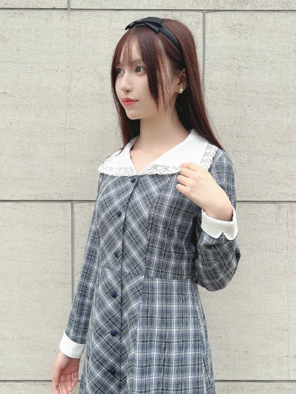 ブルー系のワンピース、ホワイト系のパンプス、ブラック系のカチューシャを着用したレディースの冬コーディネートの2枚目の写真