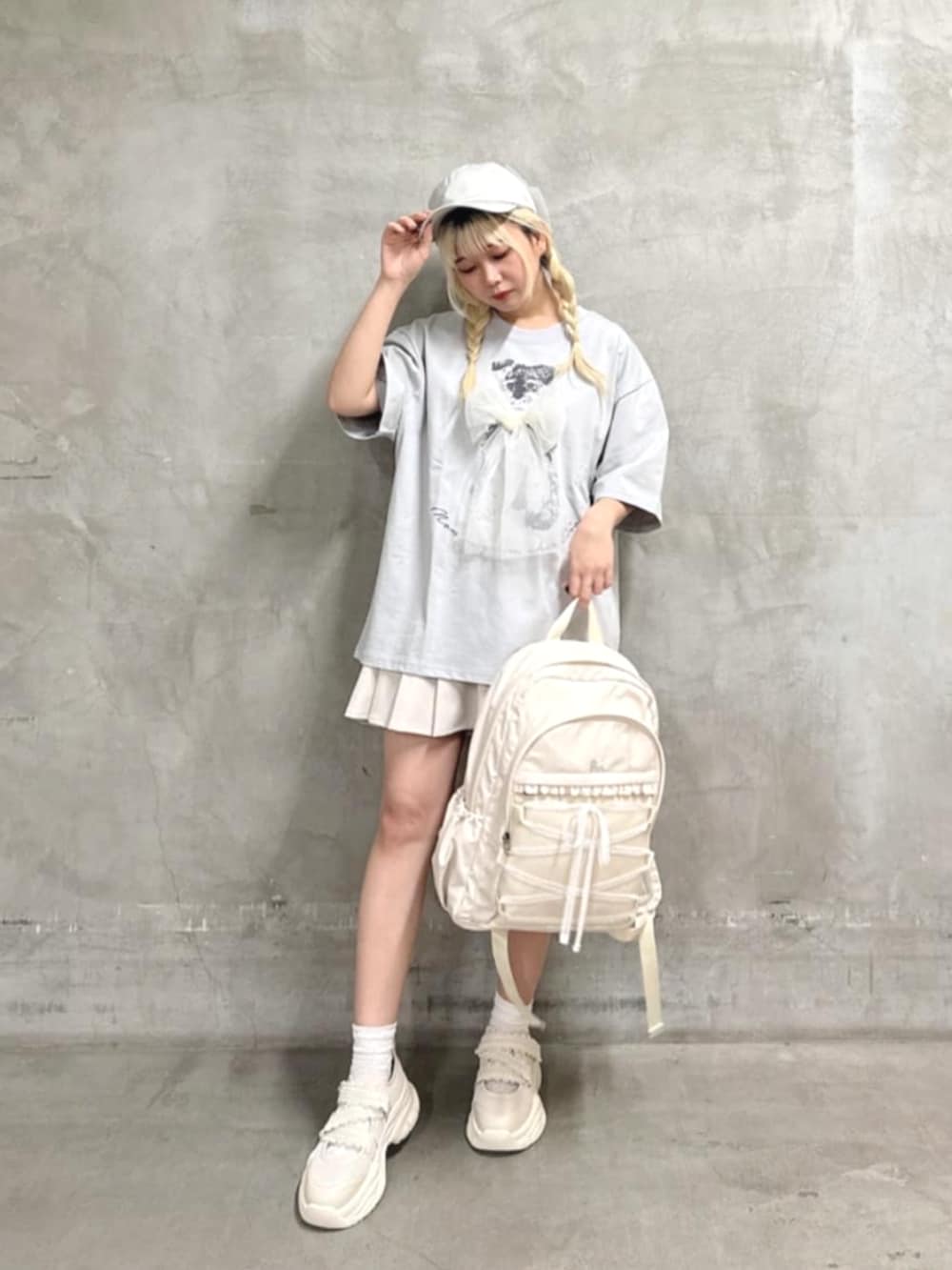「イエベ春、春服、ラクチンコーデ、150cm台コーデ、fint、リュック、スニーカーコーデ、リボン、シュナウザー、チュール、ガーリー」｜「F i.n.tの【LLサイズあり】レースベルクロ厚底スニーカー（スニーカー、ホワイト系）」を使った、F i.n.tさん（骨格ストレート・レディース・153cm）の春コーディネートの3枚目の写真