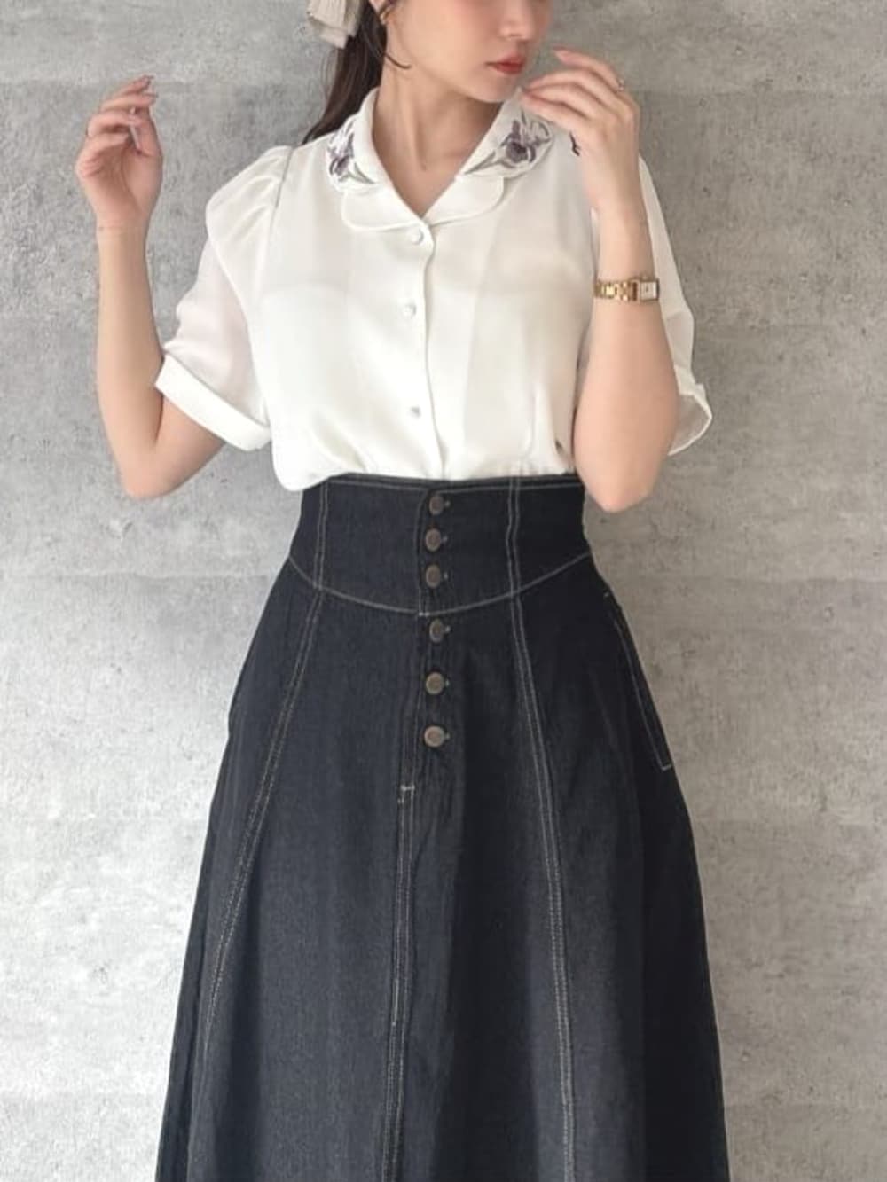 「イエベ春、低身長、デニムコーデ、デニムスカート、花刺繍、リボン」｜「an another angelusの【3サイズ展開】フロント釦デニムフレアースカート（デニムスカート、ブラック系）」を使った、F i.n.tさん（骨格ウェーブ・レディース・150cm）の春コーディネートの5枚目の写真
