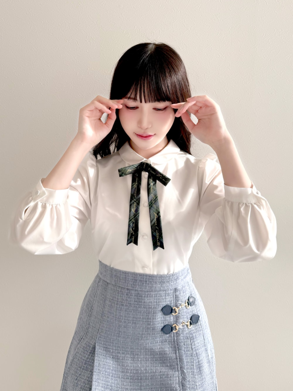 ブラック系のバレエシューズ、グレー系のスカートを着用したレディースの冬コーディネートの2枚目の写真