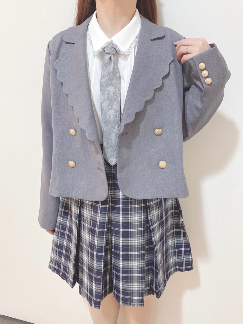 「骨格ウェーブ、イエベ春、F i.n.t、おでかけコーデ、24AW秋の新作、24AW、150cm~154cm、レトロ、長袖ブラウス、ガーリー、ハンドバッグ、ローファー、プレッピー、プリーツスカート、チェック」｜「F i.n.tのスカラップラペルジャケット（セットアップ、グレー系）」を使った、F i.n.tさん（レディース・150cm）の秋コーディネートの5枚目の写真