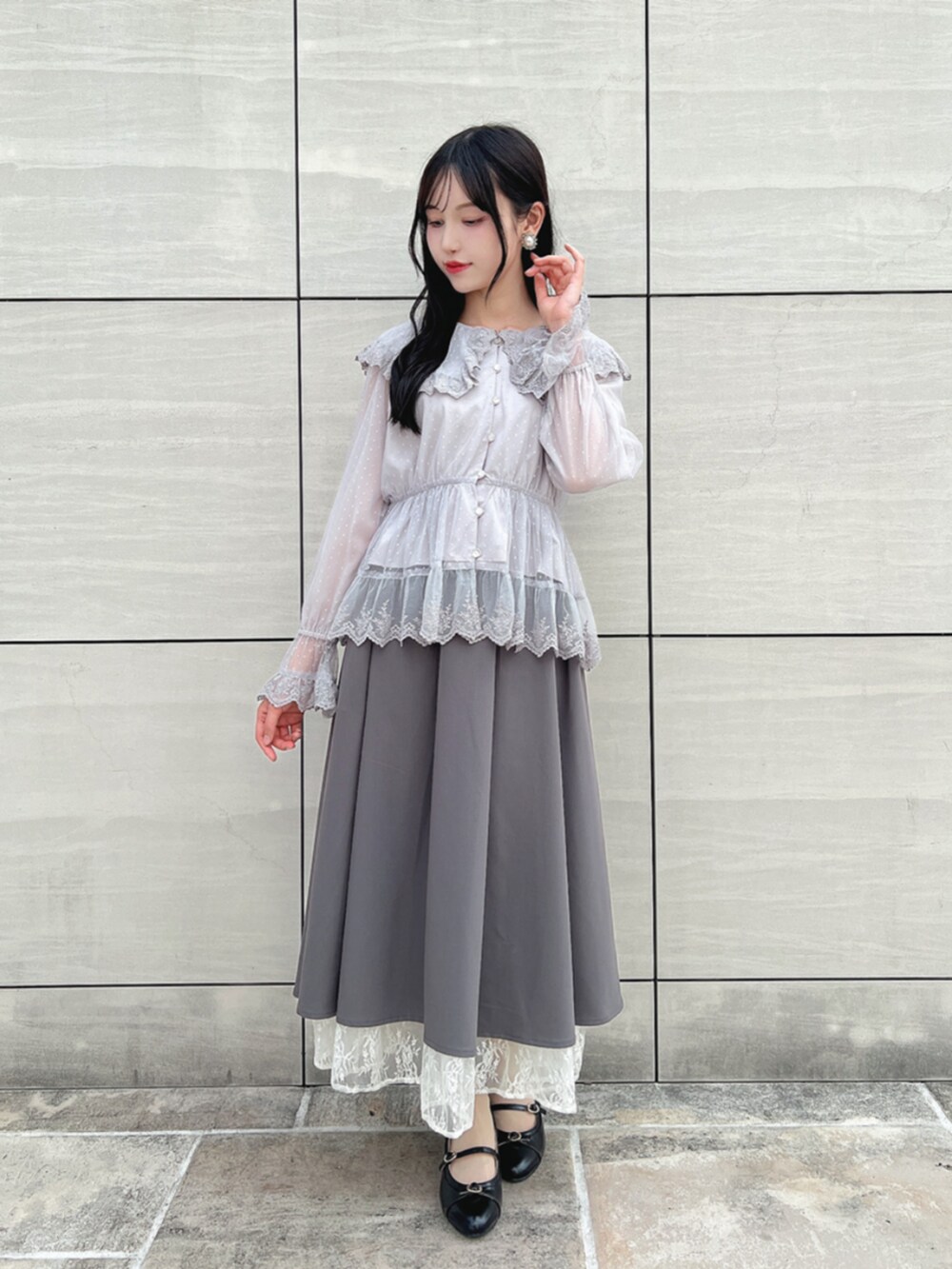 ブラック系のパンプス、グレー系のシャツ/ブラウスを着用したレディースの秋コーディネートの2枚目の写真