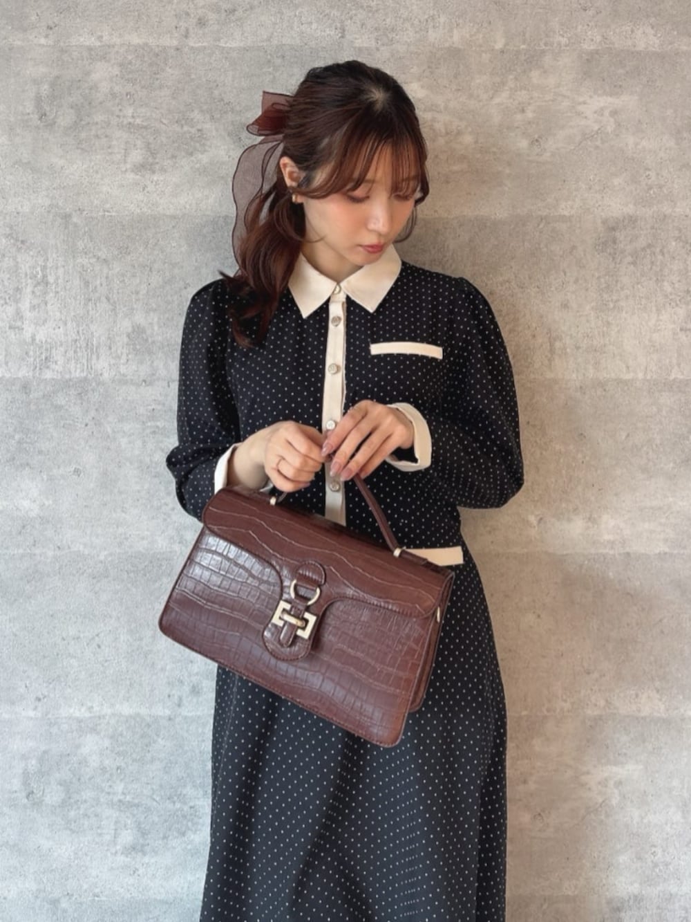 「fint、an another angelus、骨格ウェーブ、イエベ春、低身長、モノトーン、モノトーンコーデ、大人コーデ、大人かわいい、ワンピース、ワンピーススタイル、シャツワンピ、ドット、ショルダーバッグ、パンプス」｜「an another angelusのワンストラップスクエアトゥパンプス（パンプス、レッド系）」を使った、F i.n.tさん（骨格ウェーブ・レディース・150cm）の冬コーディネートの2枚目の写真