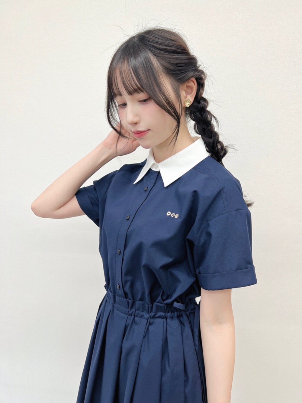 「fint、an another angelus、骨格ウェーブ、骨格ナチュラル、ブルベ、春コーデ、お出かけコーデ、スクールガール、ワンピーススタイル、ワンピース、シャツワンピ、カーディガン、UVカット、サッチェルバッグ、ローファー」|「F i.n.tのダブルベルト縦型サッチェルバッグ(ハンドバッグ、ブラウン系)」を使った、F i.n.tさん(骨格ウェーブ・レディース・157cm)の春コーディネートの2枚目の写真