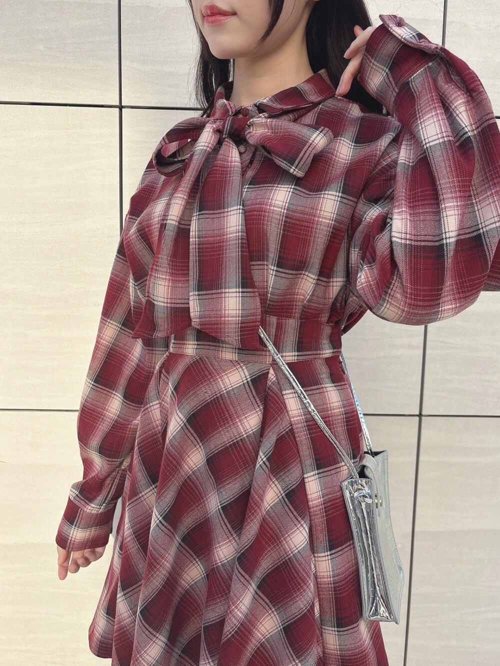 ホワイト系のスニーカー、レッド系のスカート、レッド系のシャツ/ブラウスを着用したレディースの秋コーディネートの2枚目の写真